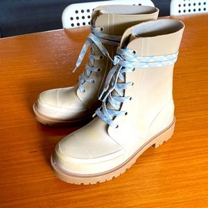 Cougar Chelsea boot in “good” condition.